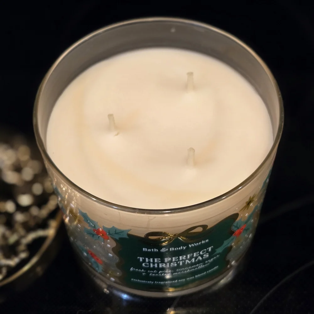 Bath & Body Works "The Perfect Christmas" Candle 14.5oz - Picture 6 of 10